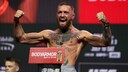 Muskeln Conor McGregor: Conor McGregor posiert beim Wiegen