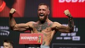 Muskeln Conor McGregor: Conor McGregor posiert beim Wiegen