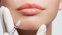 social media schönheits-op: Frau bekommt Spritze in die Lippen