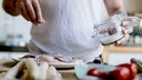 Zu viel Salz: Person beim Salzen