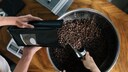 Kaffeebohnen stiftung warentext: Kaffeebohnen werden abgepackt