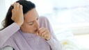 reihenfolge symptome corona-variante: Frau hustet