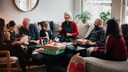 Corona-Mythen: Eine große Familie sitzt mit Geschenken zusammen