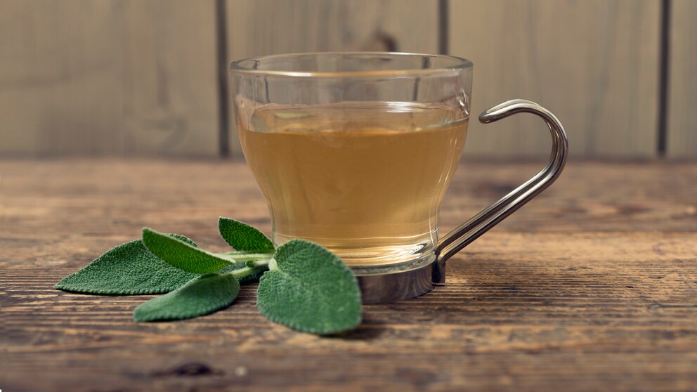 Tasse Tee mit Salbeizweig