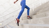 vertical running: Frau läuft eine Treppe hoch