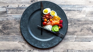 Warum 16:8-Fasten? Teller mit Essen, das zwischen 12 und 18 Uhr liegt