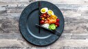 Warum 16:8-Fasten? Teller mit Essen, das zwischen 12 und 18 Uhr liegt