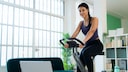 fitnessgeräte zu hause: Frau auf dem HometrainerFrau auf dem