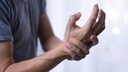 Alien-Hand-Syndrom: Mann hält sein Handgelenk