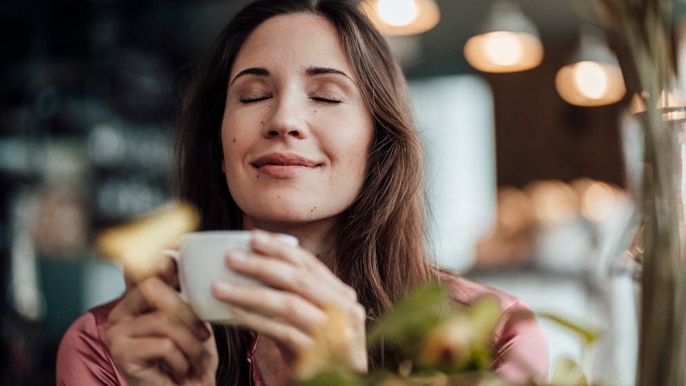kaffee gebärmutterkrebs: Frau genießt ihren Kaffee