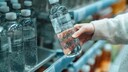 Plastikverpackungen Gewichtszunahme: Plastikflaschen im Regal