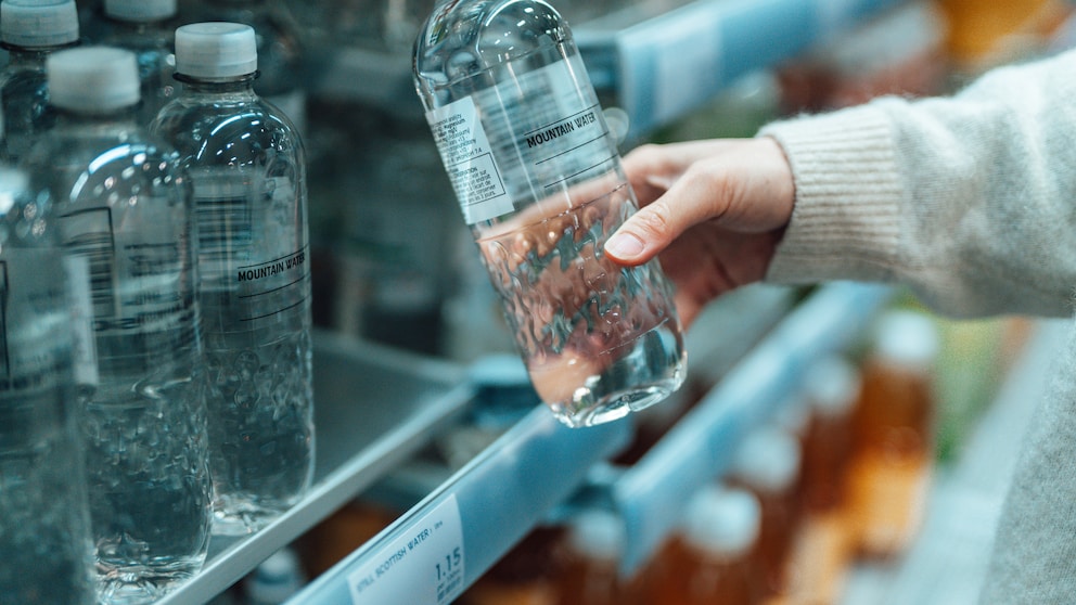 Plastikverpackungen Gewichtszunahme: Plastikflaschen im Regal