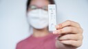 Sind Geimpfte oder Genesene besser vor Corona-Infektion geschützt?: Frau mit negativem Corona-Test