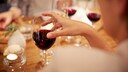 alkohol-konsum gesund: Tisch mit Rotwein