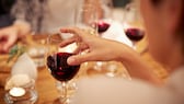 alkohol-konsum gesund: Tisch mit Rotwein