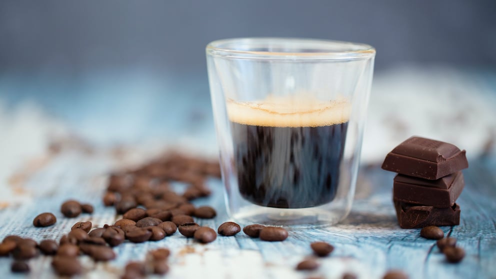 schwarzer Kaffee Gene: Tasse mit schwarzem Kaffee, Kaffeebohnen und dunkle Schokolade