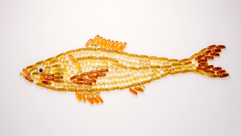 Nahrungsergänzungs-Kapseln in Form eines Fisches ausgelegt