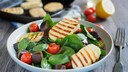 Halloumi auf Blattsalat