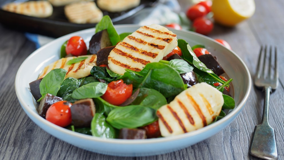 Halloumi auf Blattsalat