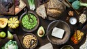 ernährungsumstellung leben verlängern: Auswahl an Hülsenfrüchten, Brot, Gemüse