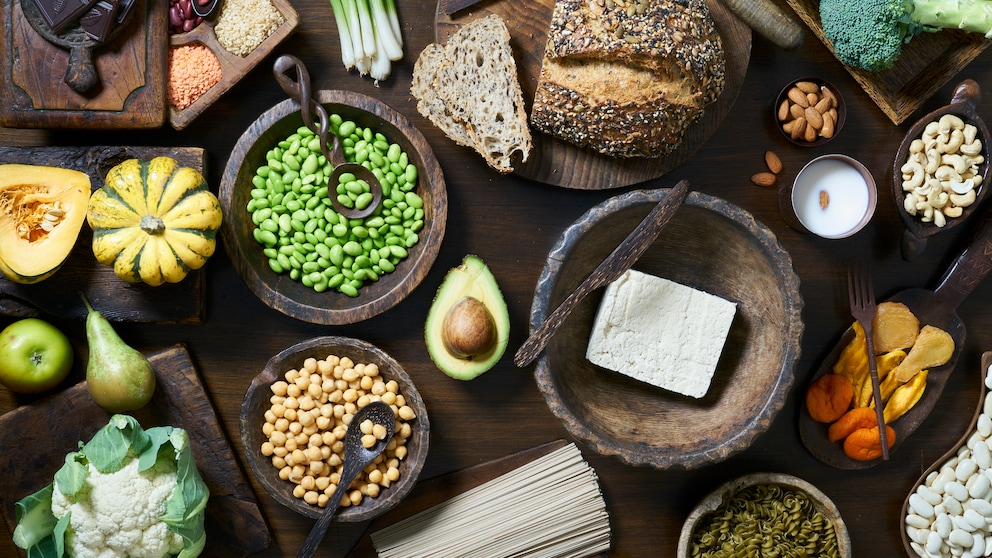 ernährungsumstellung leben verlängern: Auswahl an Hülsenfrüchten, Brot, Gemüse