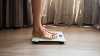 Schlaf Gewicht: Frau auf der Waage