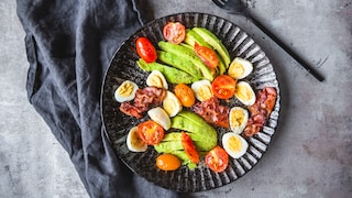 Ketogene Ernährung Bauchspeicheldrüsenkrebs: Teller mit Avocado, Ei und Tomaten
