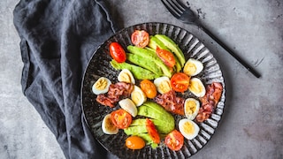 Ketogene Ernährung Bauchspeicheldrüsenkrebs: Teller mit Avocado, Ei und Tomaten