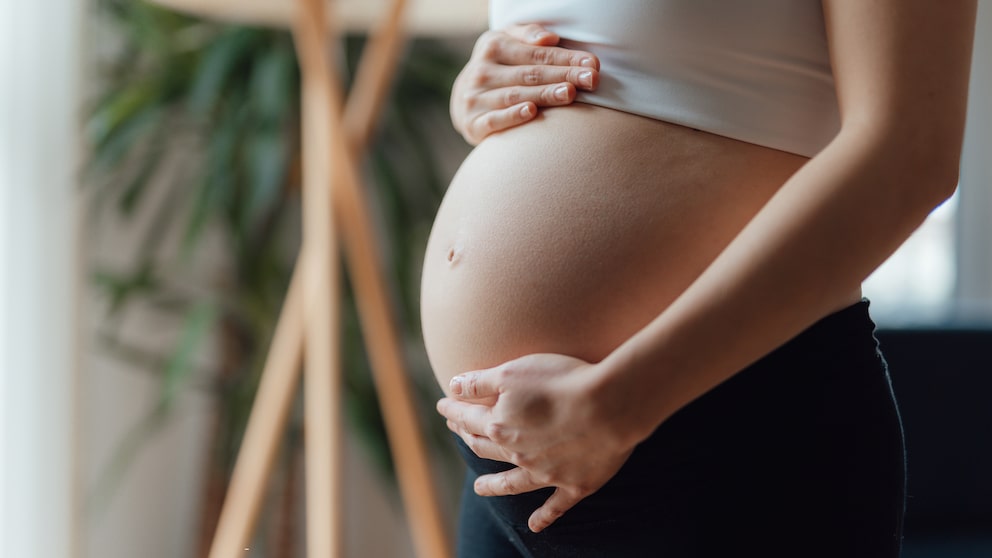 verdrängte schwangerschaft kindstötung: nackter Babybauch