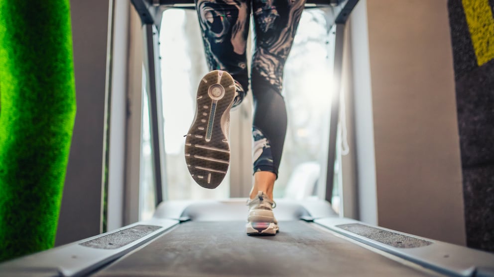 besten laufbänder home gym: Frau läuft auf einem Laufband