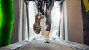 besten laufbänder home gym: Frau läuft auf einem Laufband