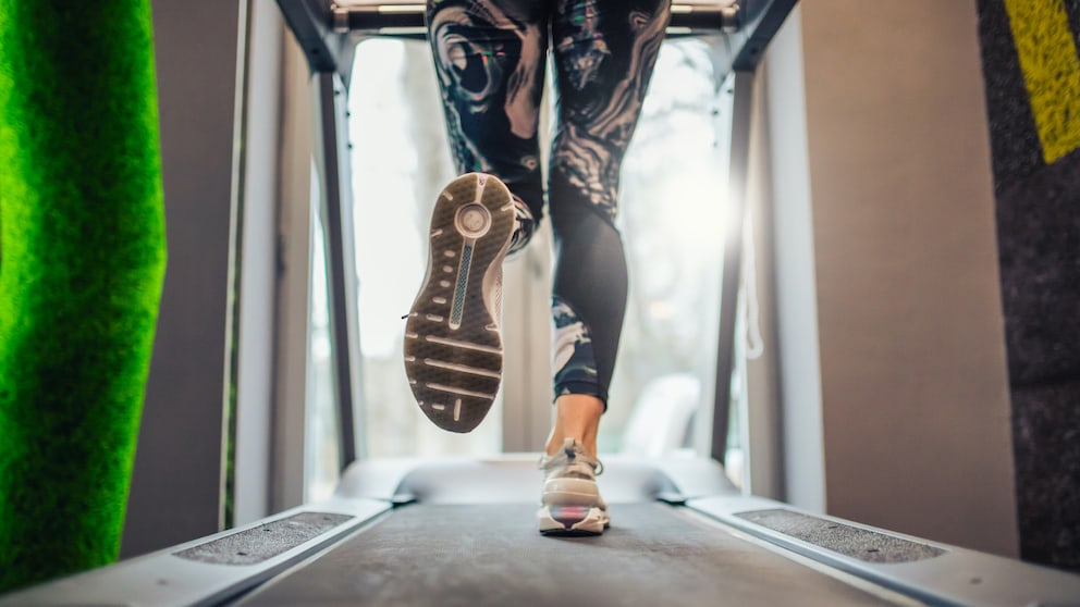 besten laufbänder home gym: Frau läuft auf einem Laufband