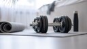 sport-equipment kinder: Hanteln und eine Matte
