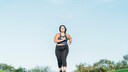 Training Fettgewebe: Junge, kurvige Frau joggt
