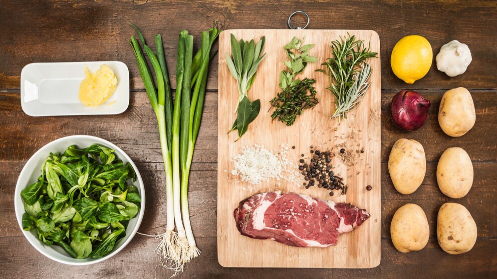 fleischarme Ernährung Krebsrisiko: Tisch mit Gemüse und Fleisch