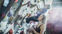 Therapeutisches Klettern: Sportler an einer Kletterwand
