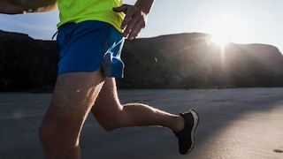 sport parkinson: Joggender Mann