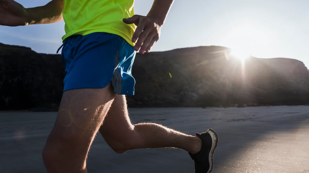 sport parkinson: Joggender Mann