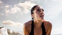 Verschwitzte junge Frau im Sport-BH