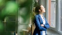 Vitamin D Selbsttest: Frau im Büro scheint Sonne ins Gesicht