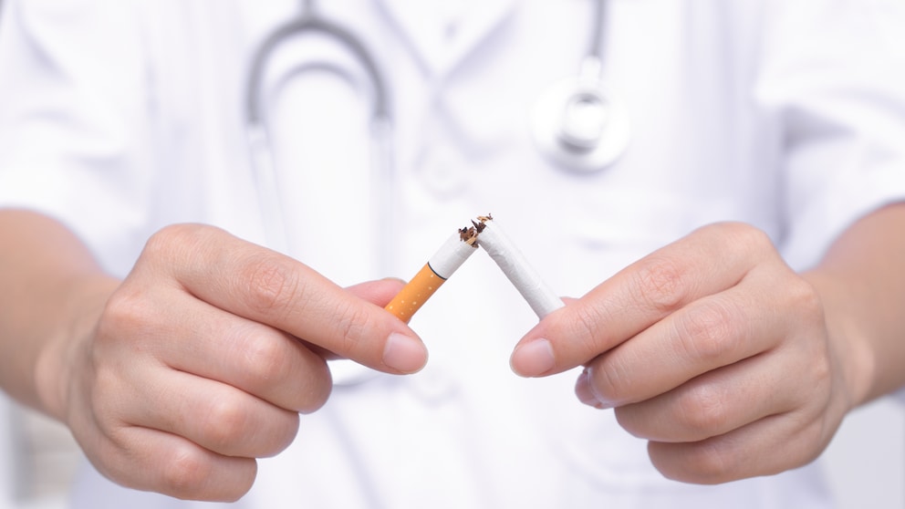 Rauchen aufhören Therapie Erfolg: Arzt zerbricht Zigarette