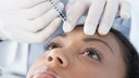 Frau bei einer Botox-Behandlung