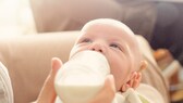 babynahrung vermarktung: Baby trinkt Milch aus der Flasche