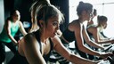 fitnessstudio verträge: Frauen auf Bikes im Fitnessstudio