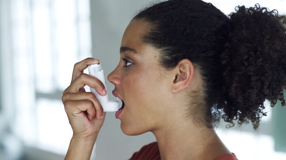 Junge Frau benutzt Inhalator