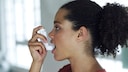 Junge Frau benutzt Inhalator
