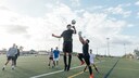 sport muskeln altern: Junge Männer spielen Fußball