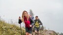 Junges Pärchen beim Wandern im Gebrige