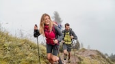 Junges Pärchen beim Wandern im Gebrige