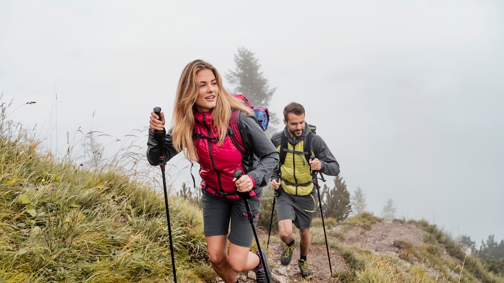 Junges Pärchen beim Wandern im Gebrige